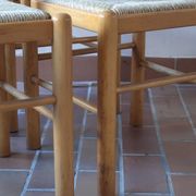 4 chaises en pin massif, assises paillées, dossier chantourné
