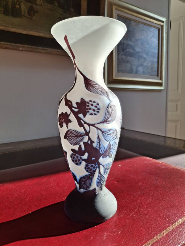 Vase en verre multicouches dégagé à l'acide, signé, hauteur 25,2 cm