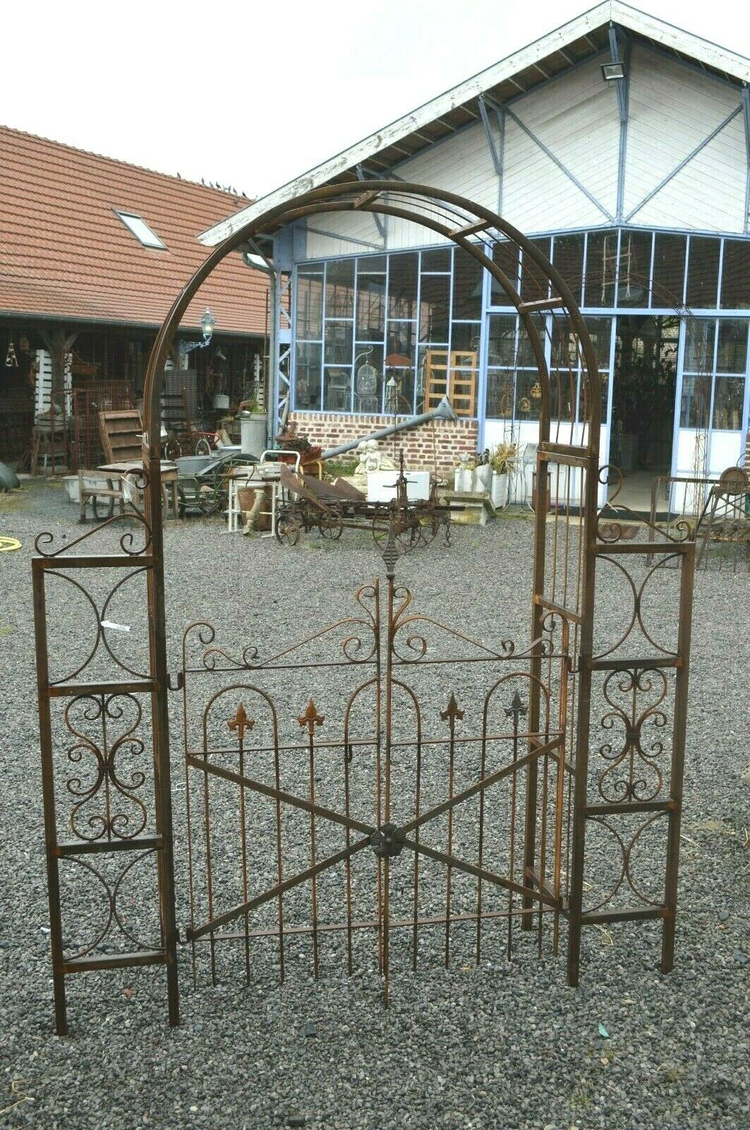 Arche de jardin avec portillon en fer forgé