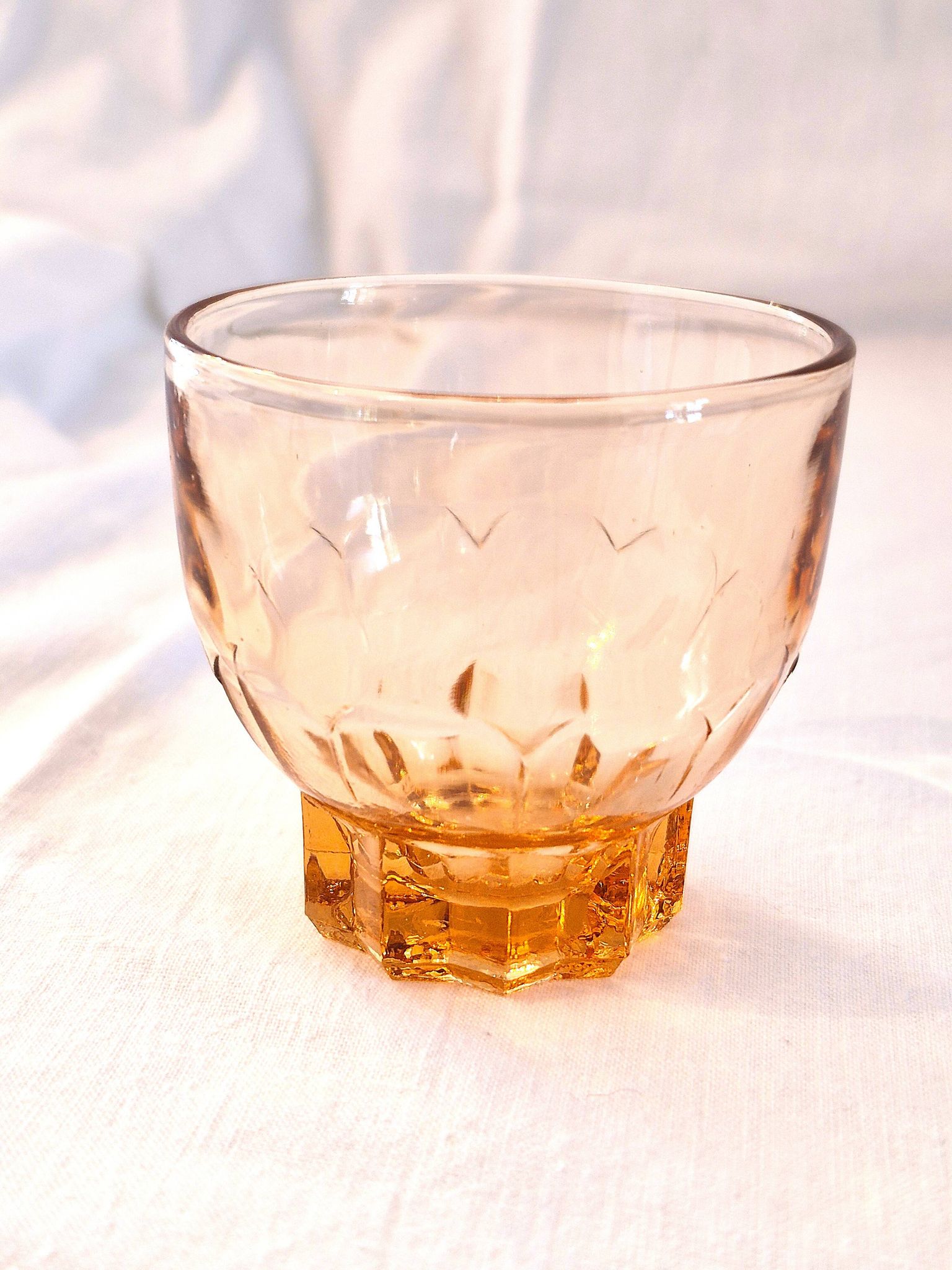 Vintage service in pink salmon glass – Carafe, 8 glasses, and Art Deco tray.