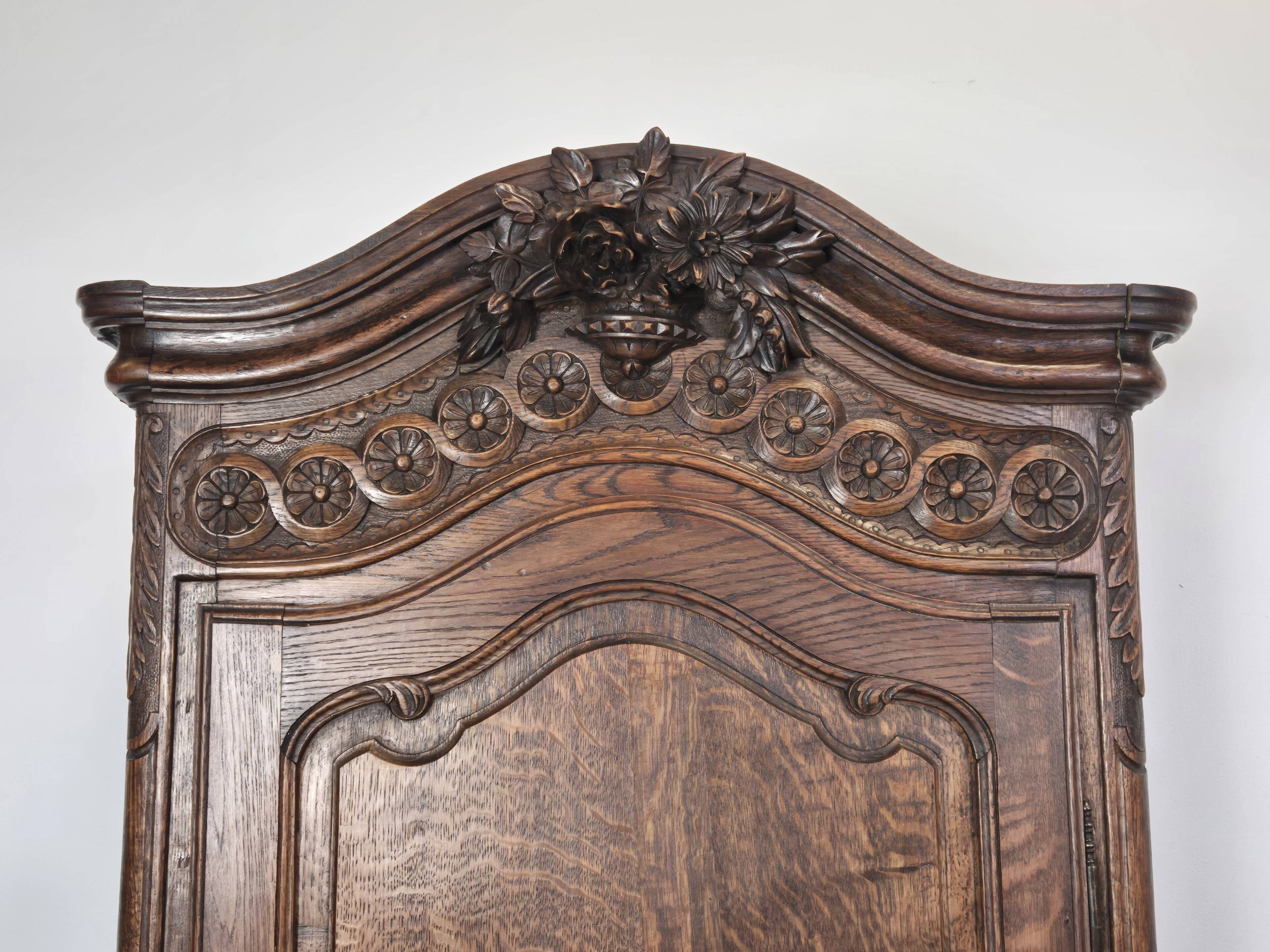 Norman bonnetière carved in solid oak