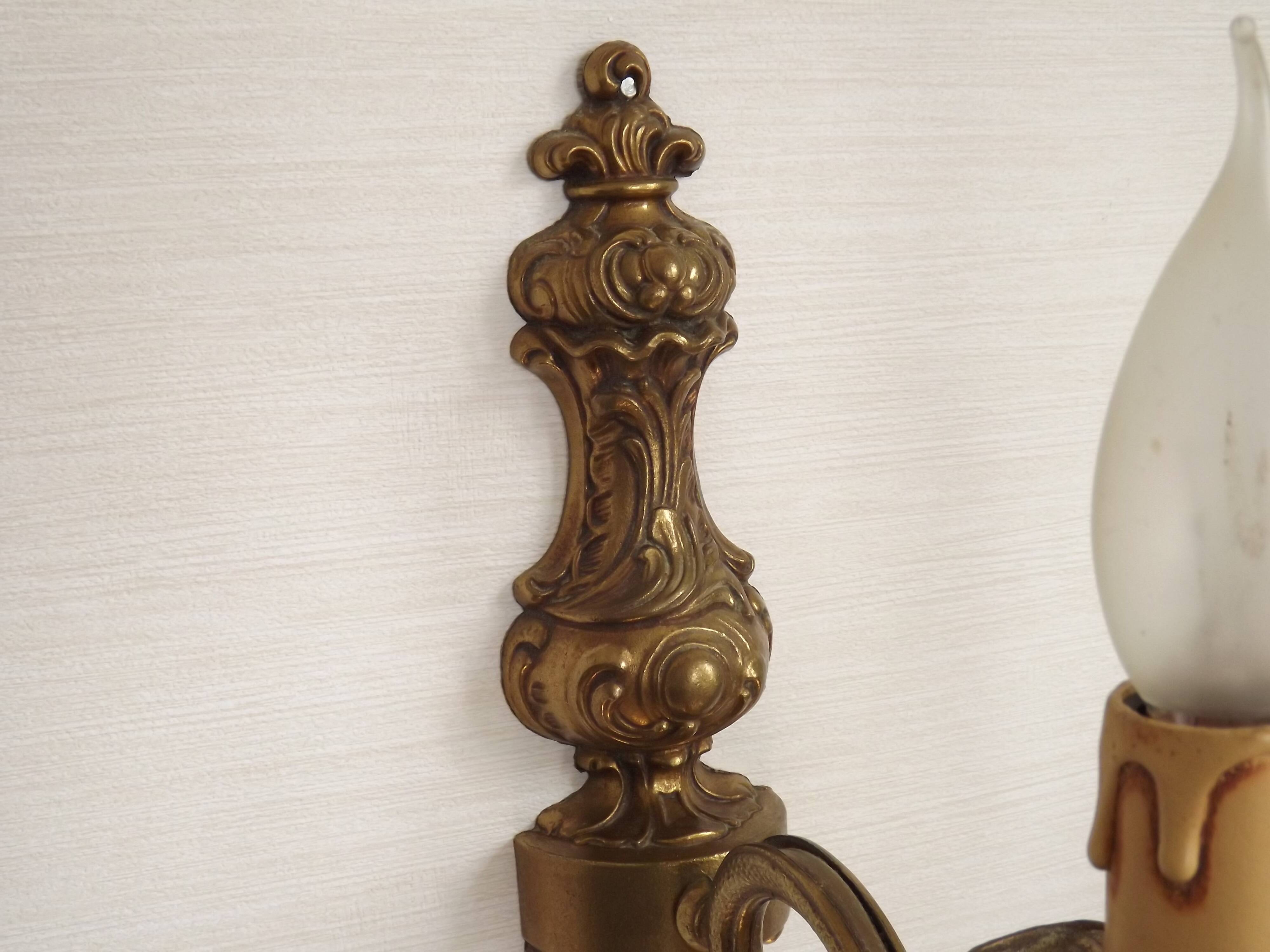 Pair Of Elegant Vintage French Traditional Style Bronze Single Wall Lights