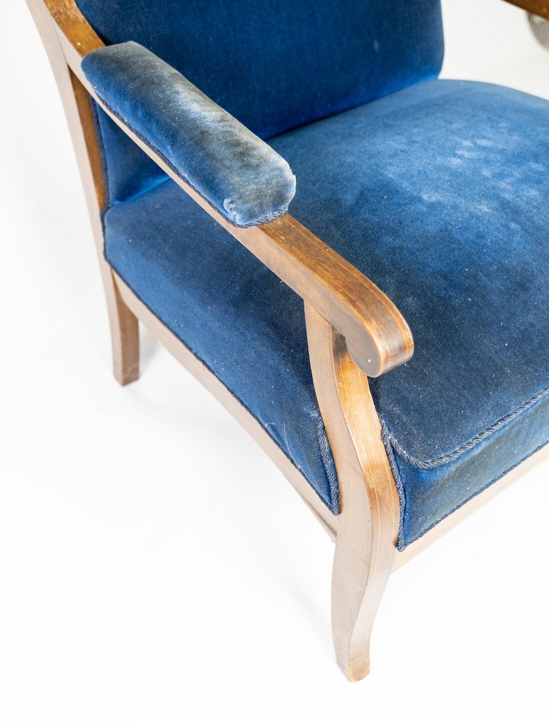 Armchair upholstered with blu velvet and mahogany designed by Frits Henningsen. The chair is great v