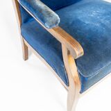 Armchair upholstered with blu velvet and mahogany designed by Frits Henningsen. The chair is great v