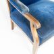 Fauteuils rembourré de velours bleu et d’acajou conçu par Frits Henningsen. La chaise est grande v