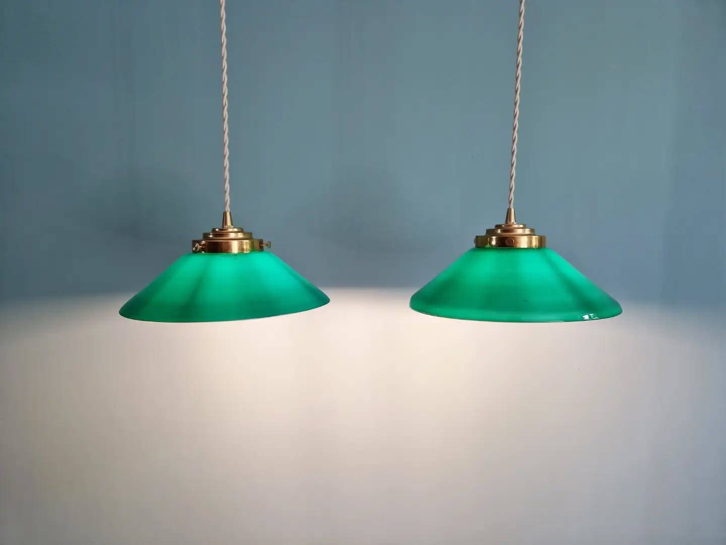 Duo de suspensions coniques en opaline verte, style Art Déco