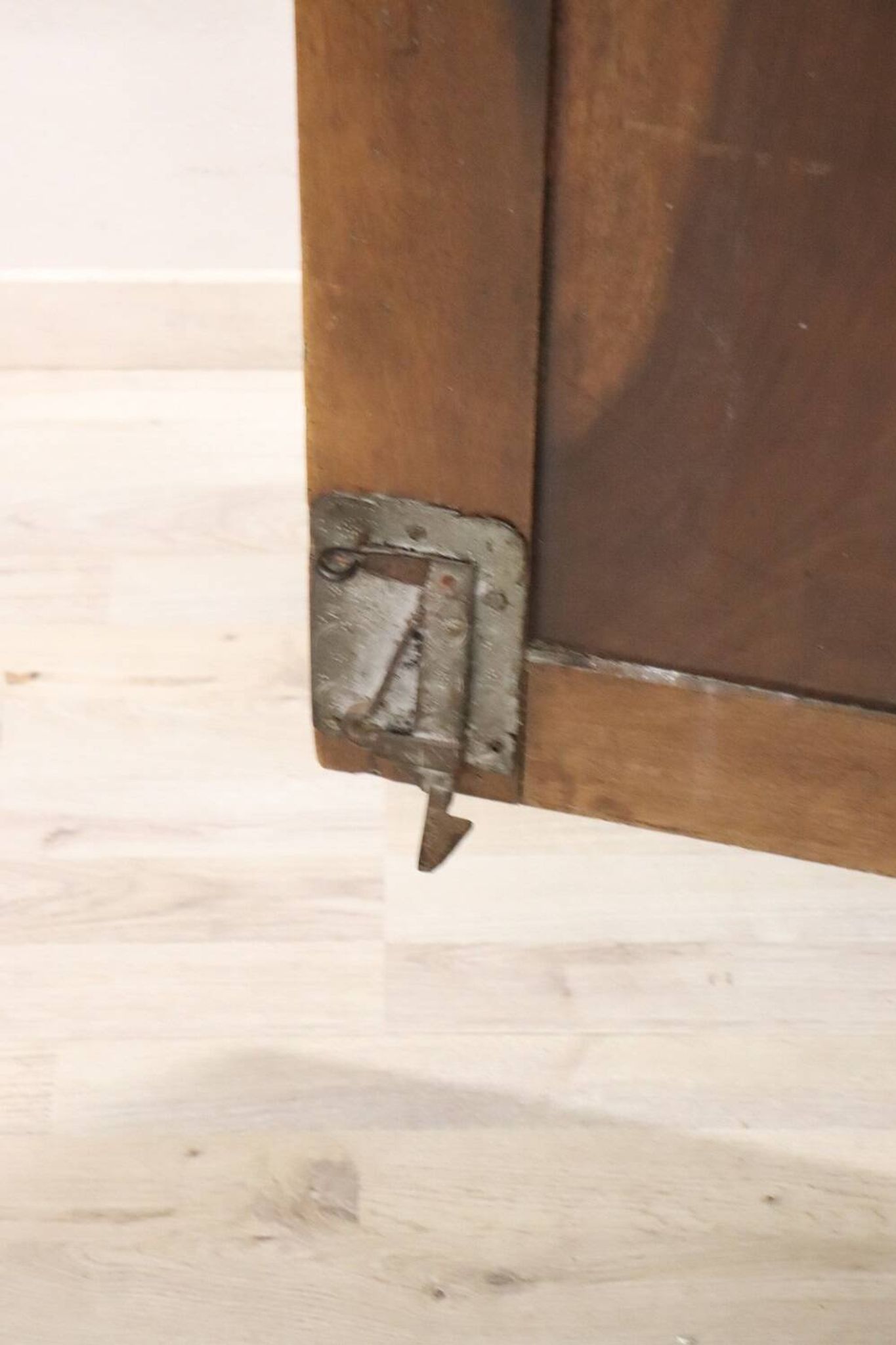 Armoire à Secret Du 17ème Siècle En Noyer