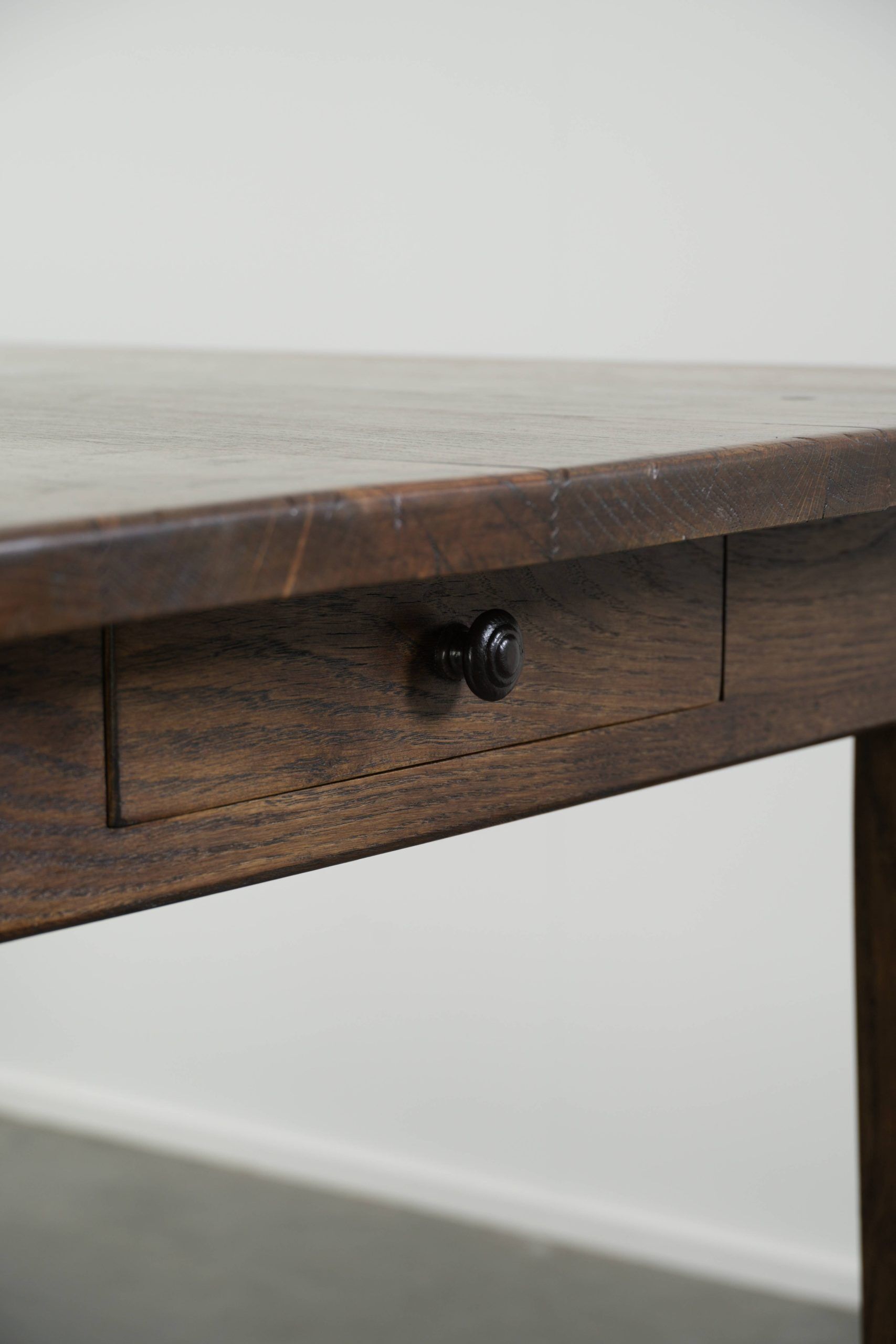 Table de ferme française du 19ème siècle en chêne avec 2 tiroirs.