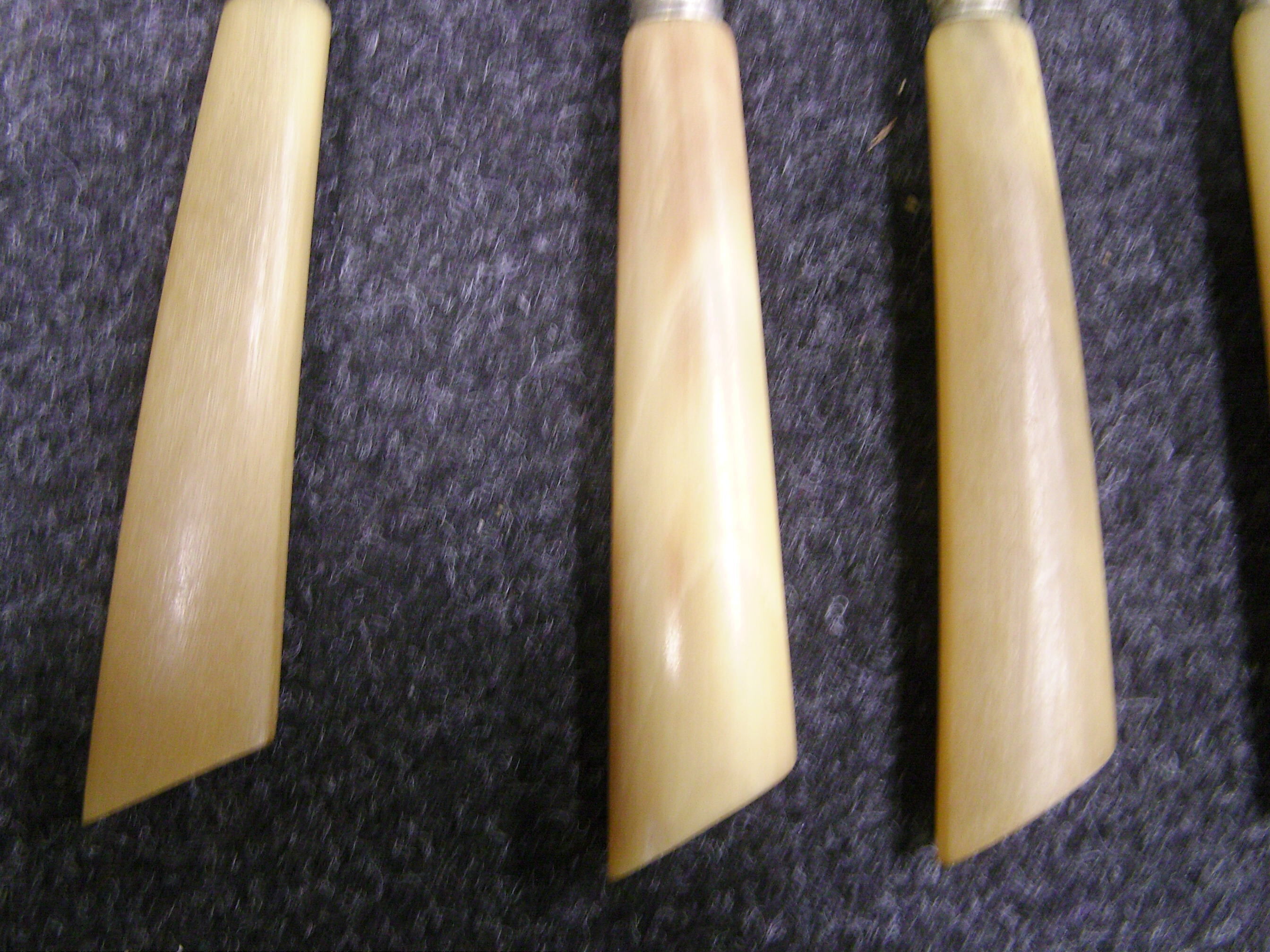 6 Old-handled dessert knives in horn 50s