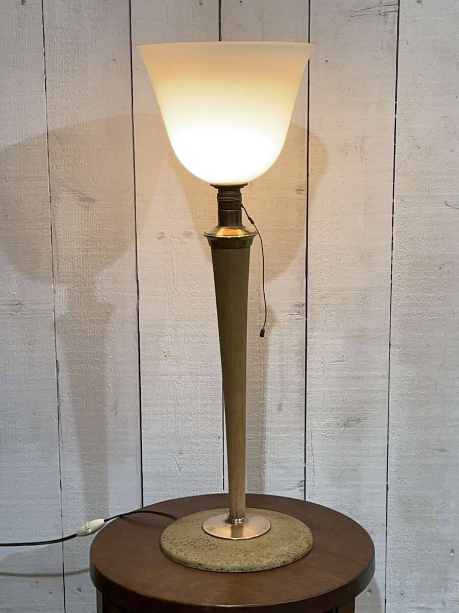 Lampe Mazda des années 1960, piétement en tôle et tronc en bois