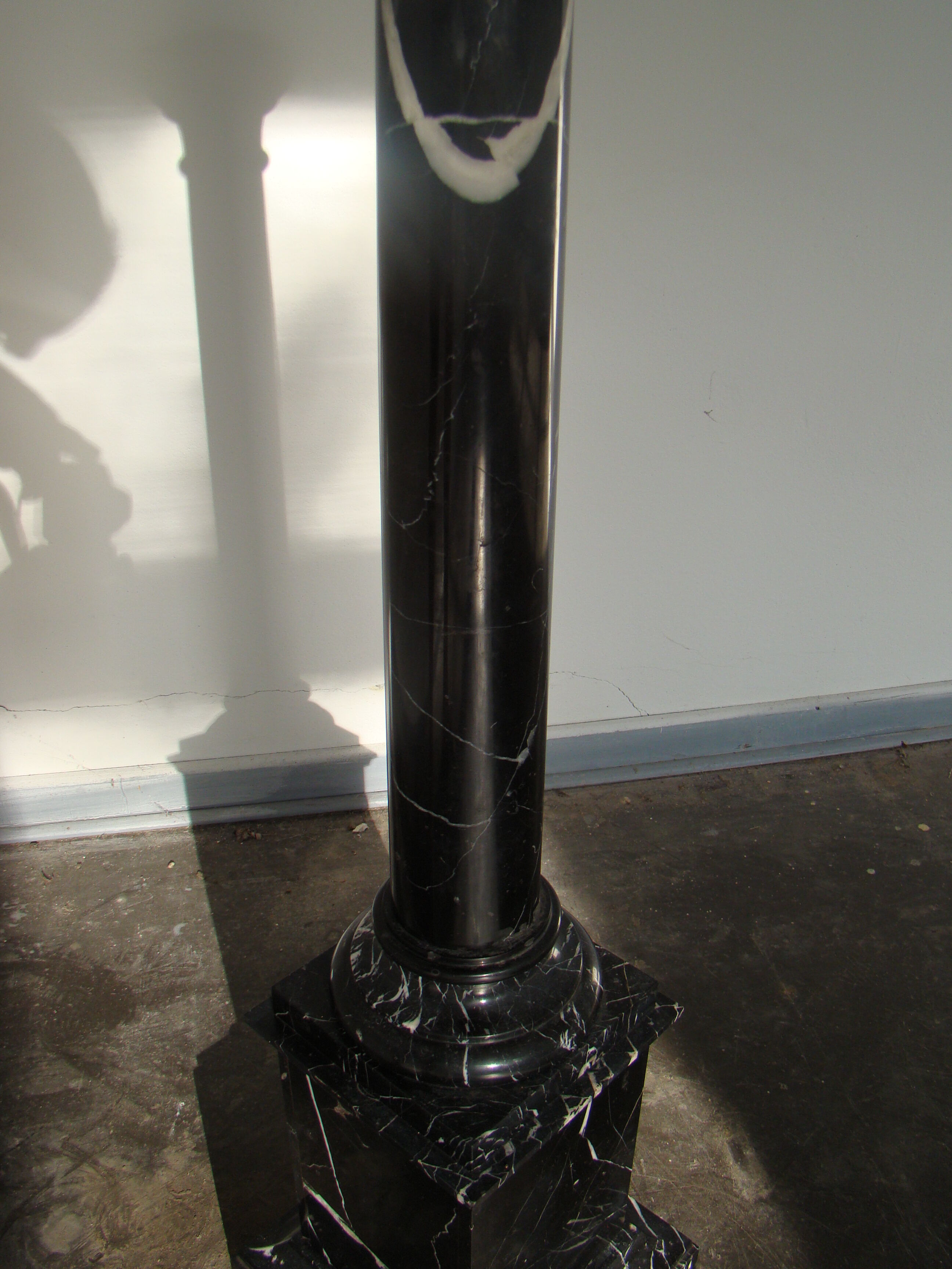 Pilier ou colonne en marbre noir