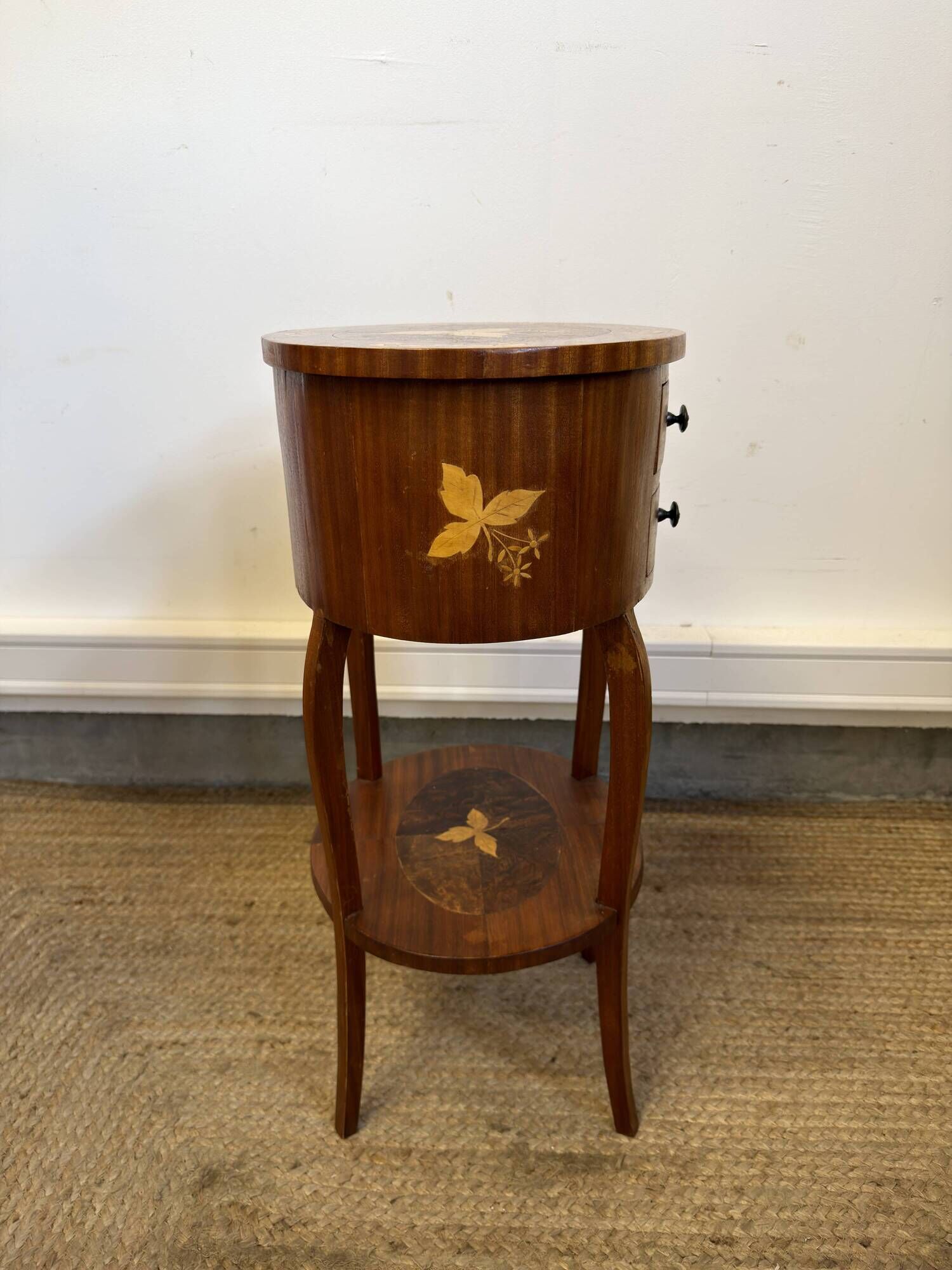 Table de chevet marquetée de style Louis XV – 2 tiroirs – décor floral