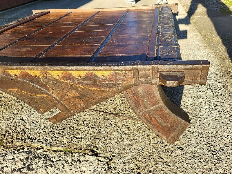 Coffee table elephant saddle in metal and copper wood