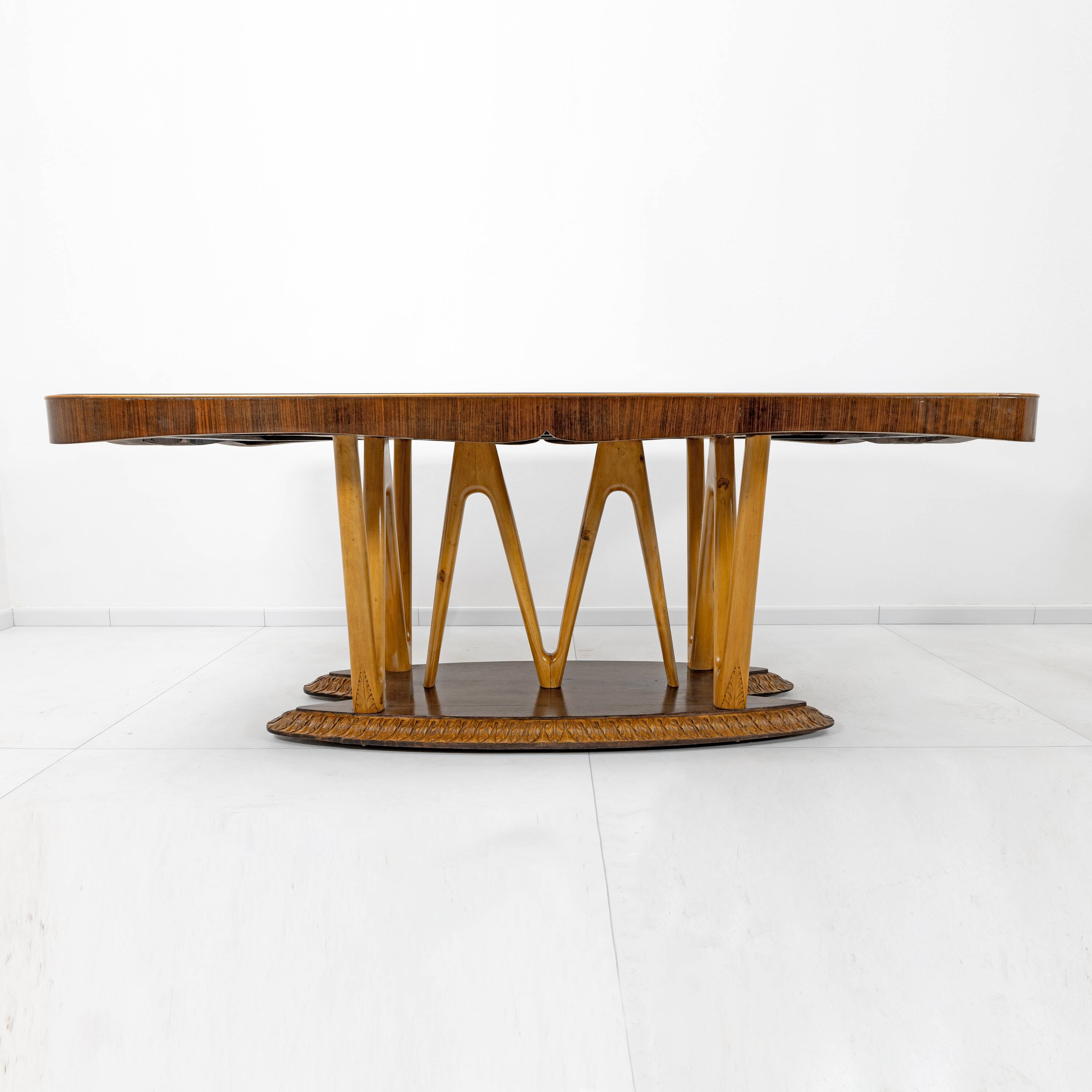 Table à manger italienne du milieu du siècle avec plateau en verre et base sculpturale en érable.