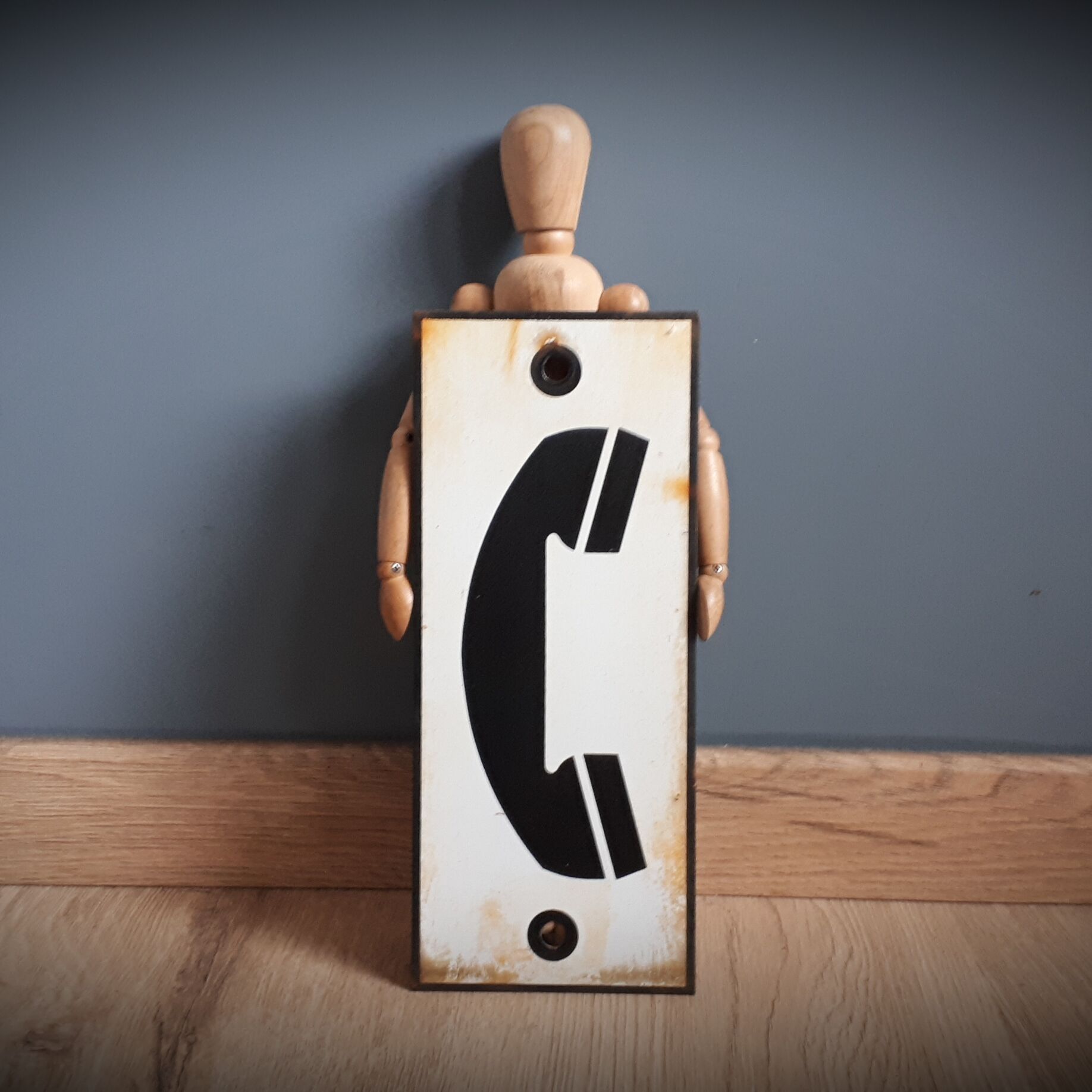 Enamelled phone plate