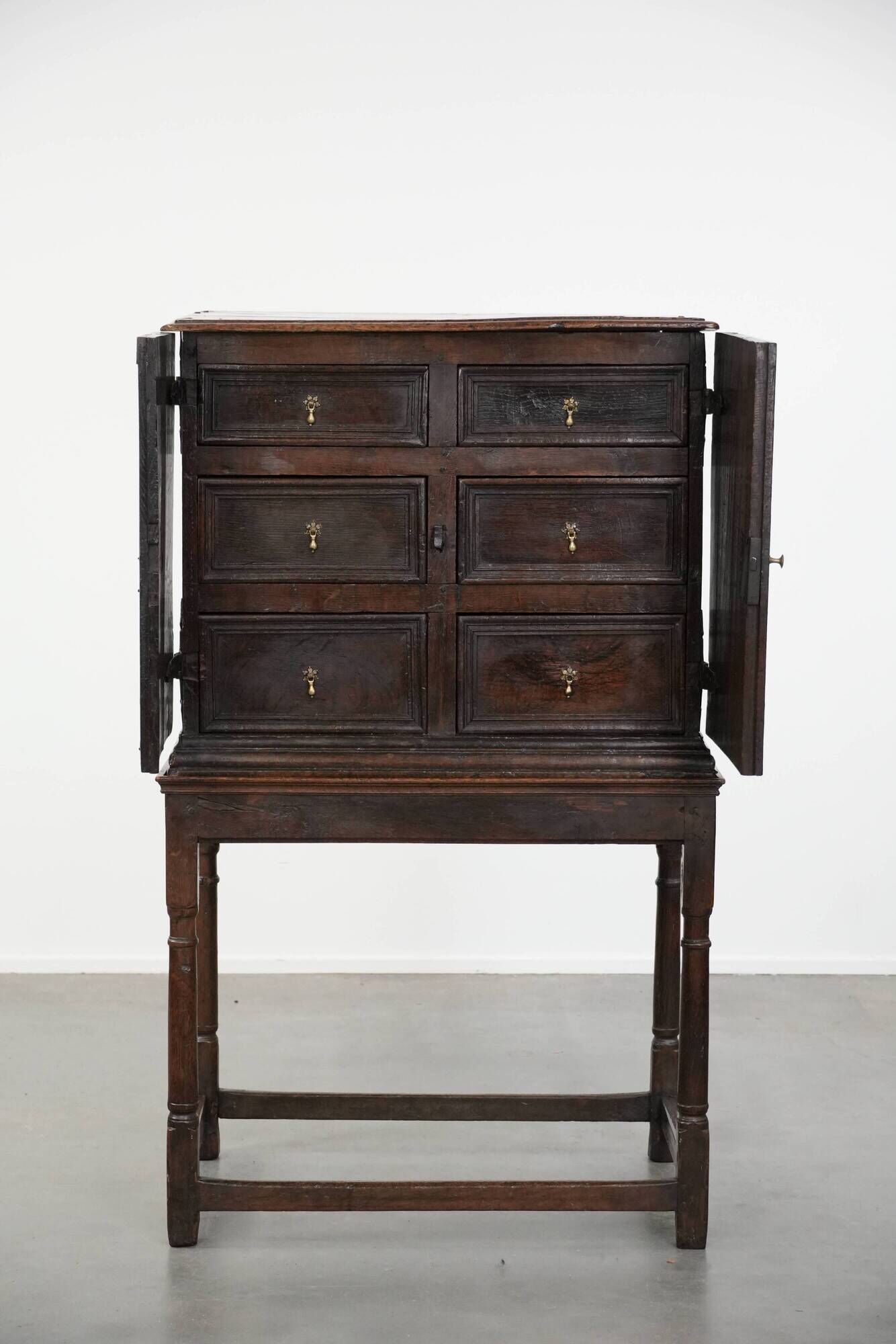 Unieke antieke Engelse kast/ cabinet on stand van eikenhout uit de 17e eeuw