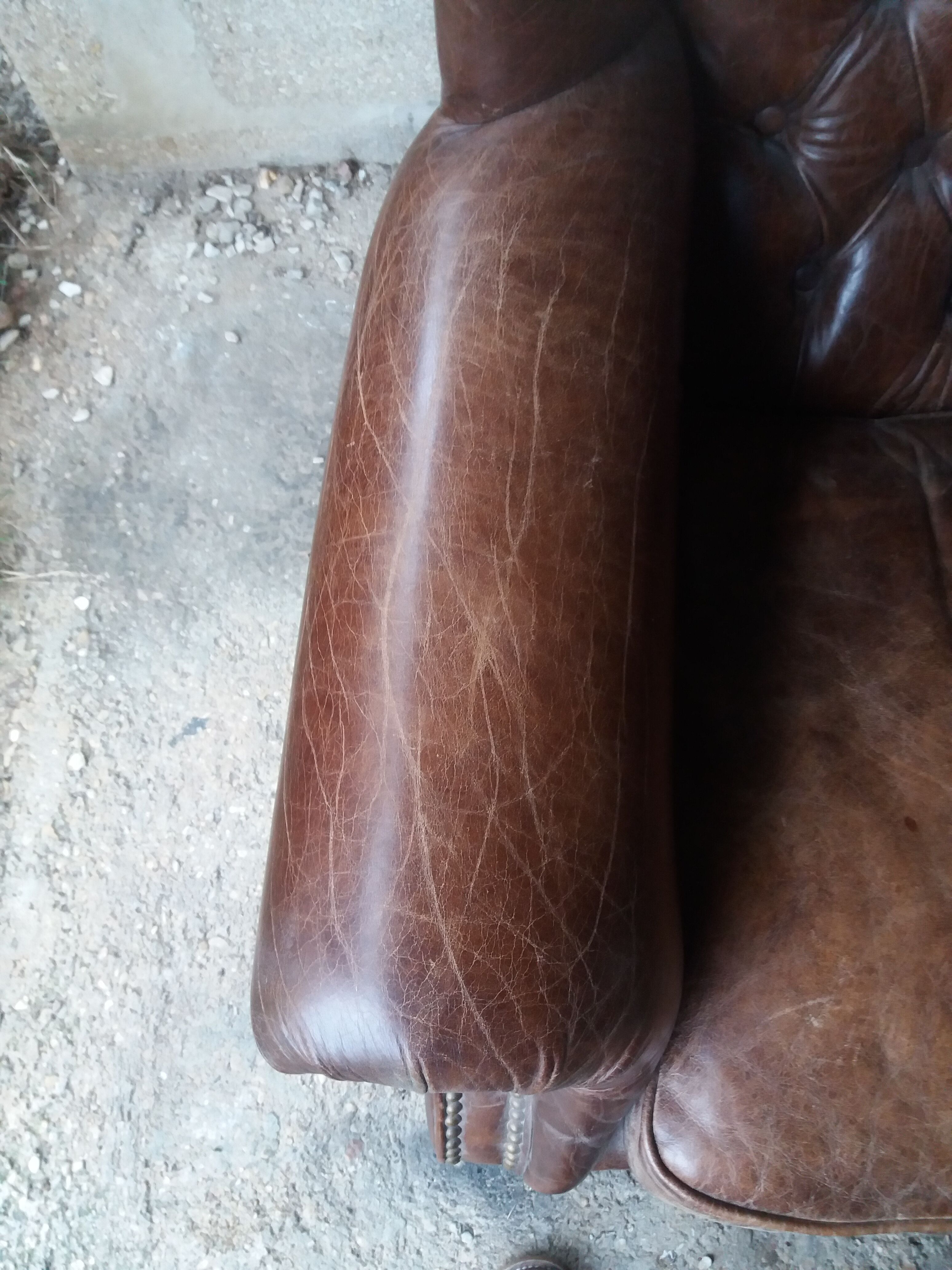 Fauteuil chesterfield à oreille cuir