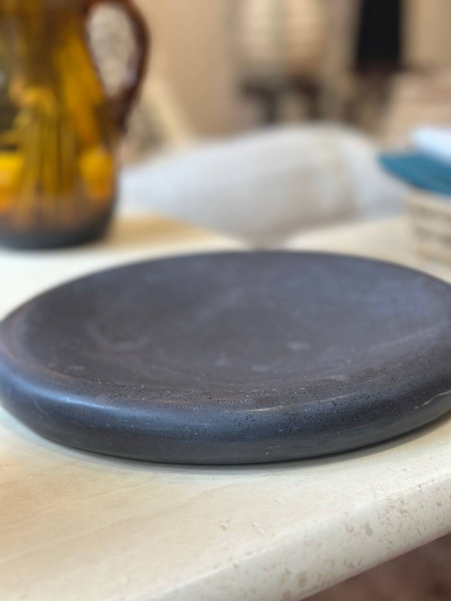 Plateau plat assiette donut en marbre noir poli  sculptural vintage vide po