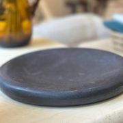 Plateau plat assiette donut en marbre noir poli  sculptural vintage vide po