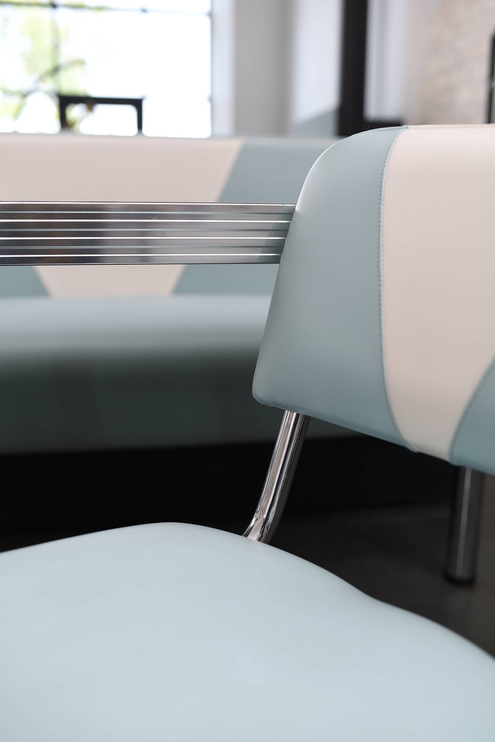3-seater bench, table and 2 chairs, vintage American dinner style.