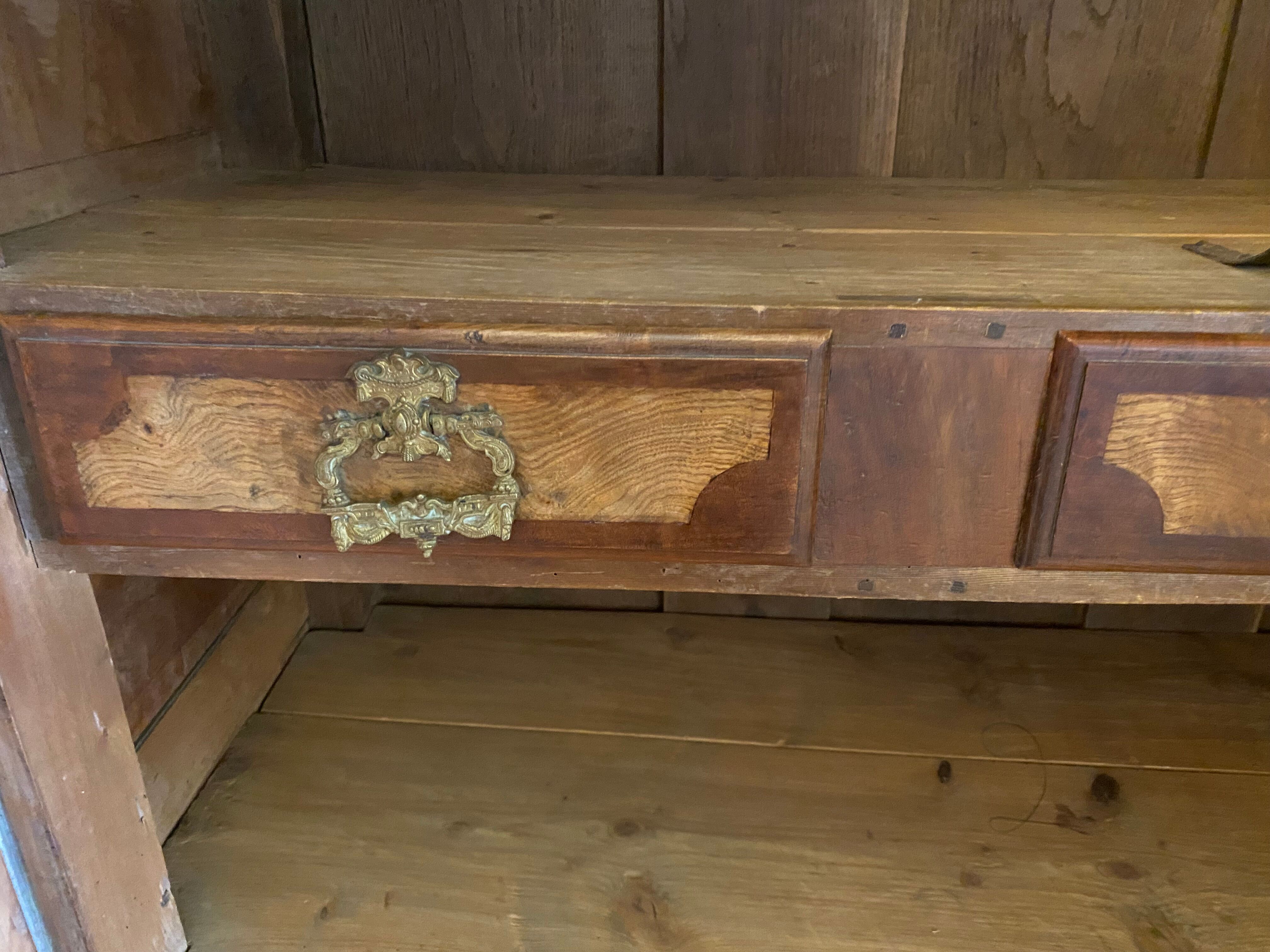 Wedding wardrobe of the Bressan country in walnut and walnut magnifying glass dated 1850