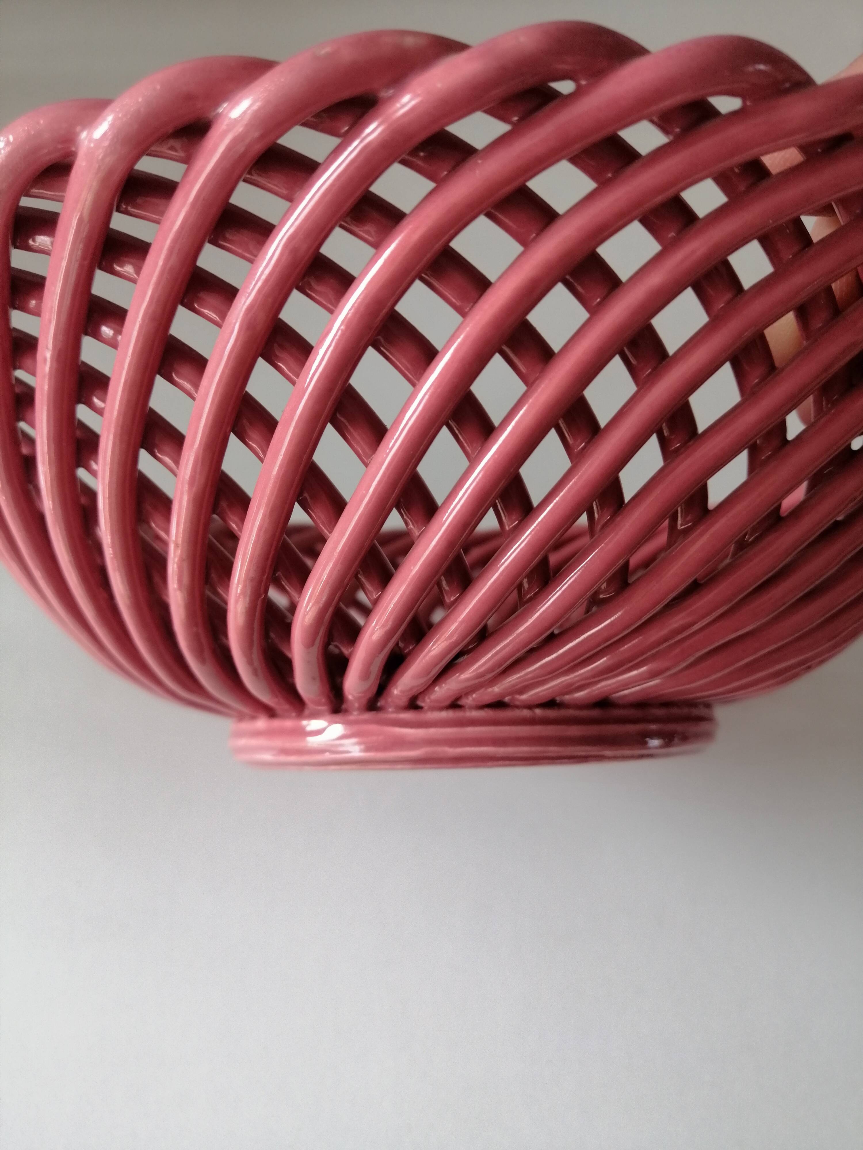 Trellis basket in pink ceramic