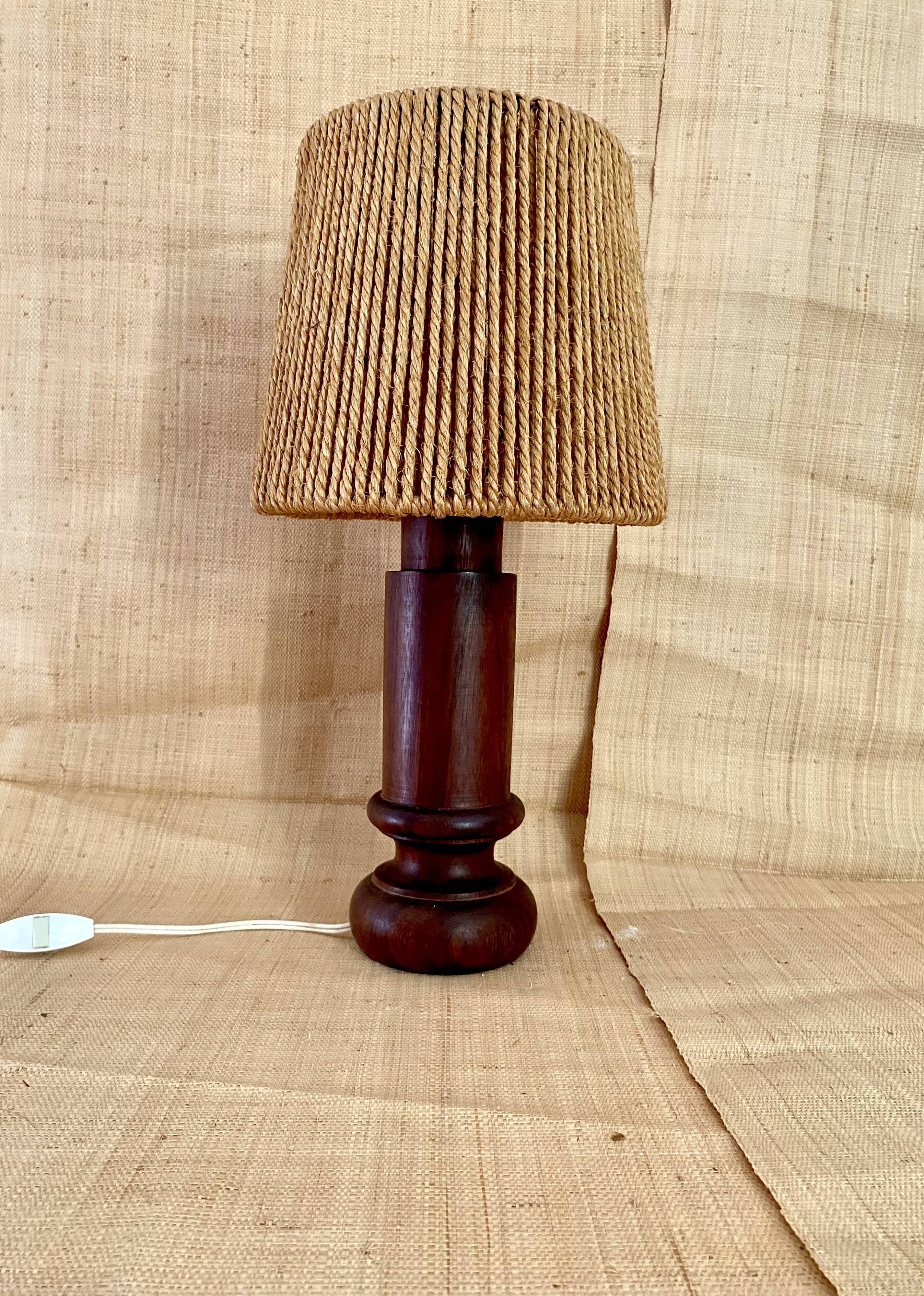 Lampe bois, câble tissu, abat-jour coco années 70