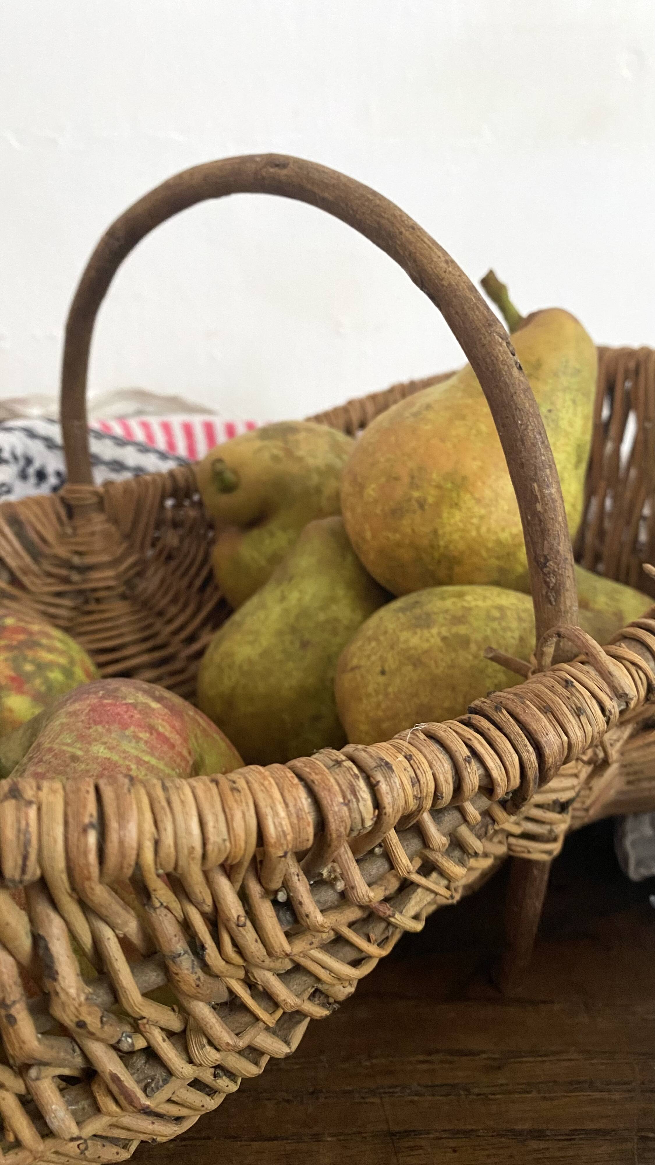 Small basket in woven wicker and hazelnut