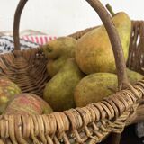 Small basket in woven wicker and hazelnut