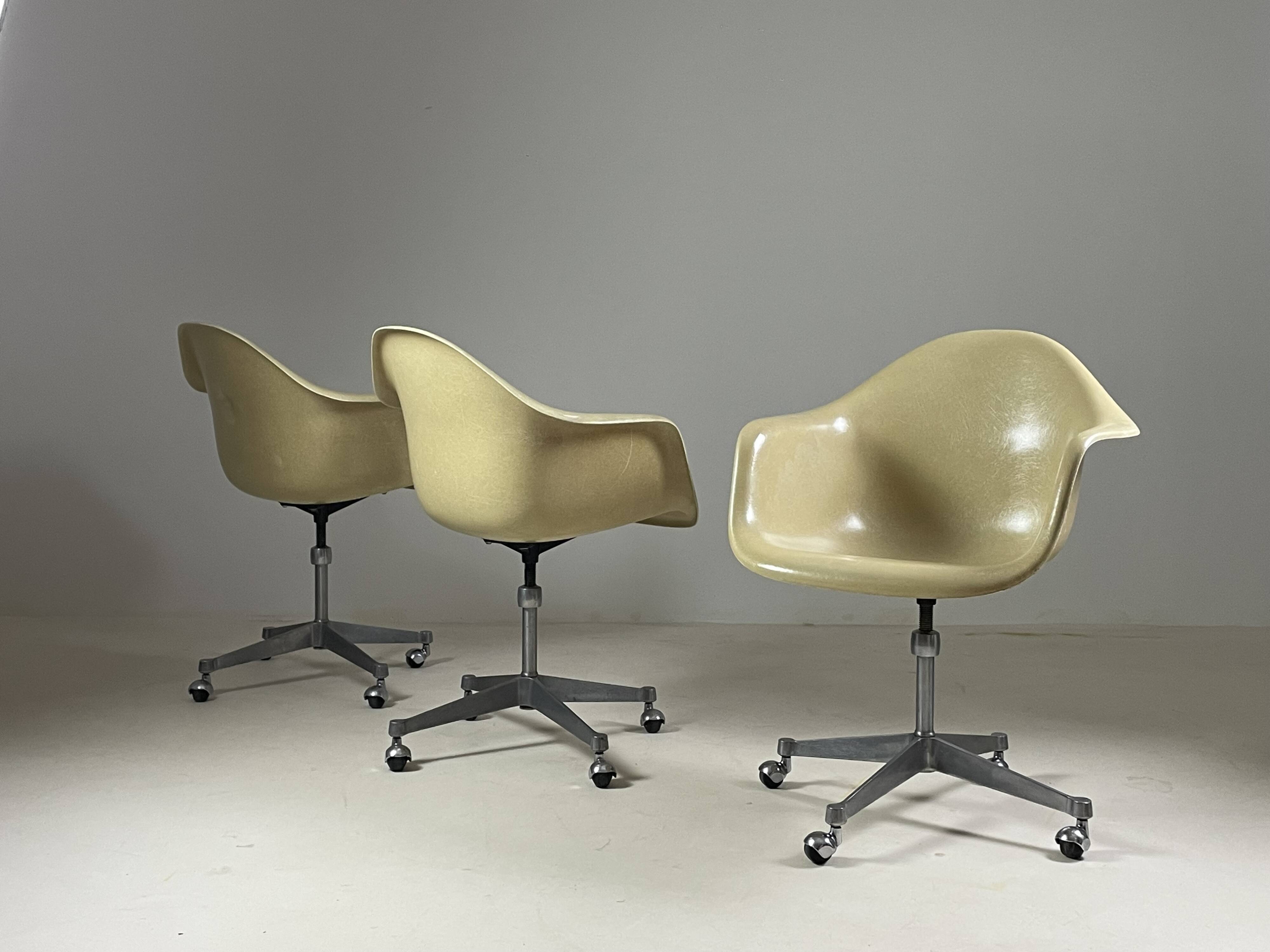 Fiberglass armchair by Charles Eames for Herman Miller, 1960
