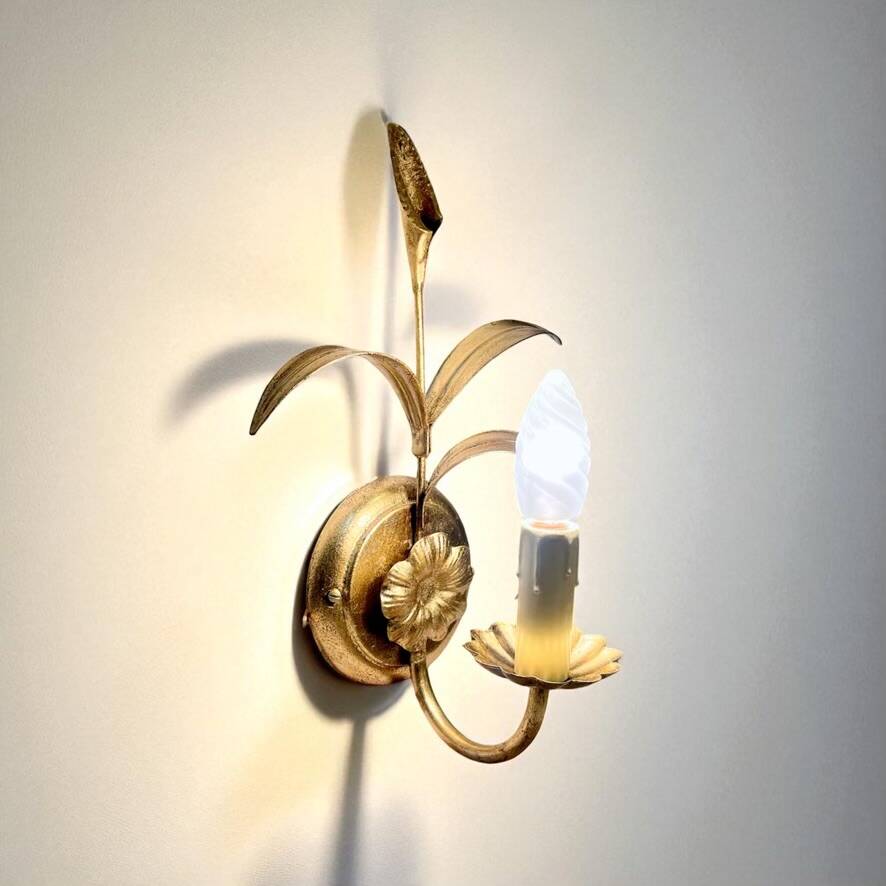 Gold leaf metal flower wall sconce, 1970s-1980s, Hollywood Regency Masca