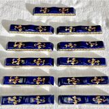 10 anciens porte couteau Gien Renaissance fond bleu