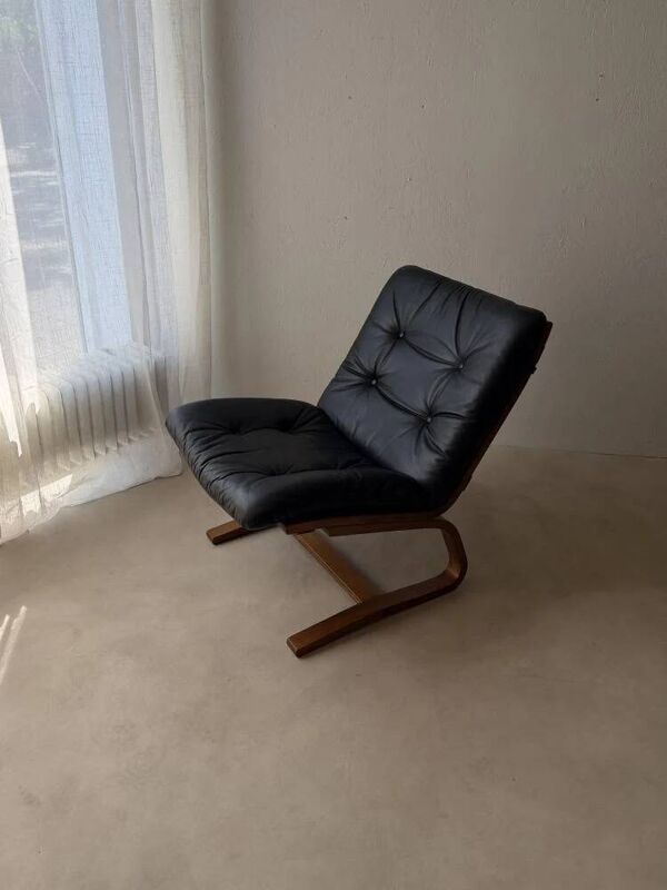 Fauteuil en contreplaqué des années 50 en cuir noir, années 1970