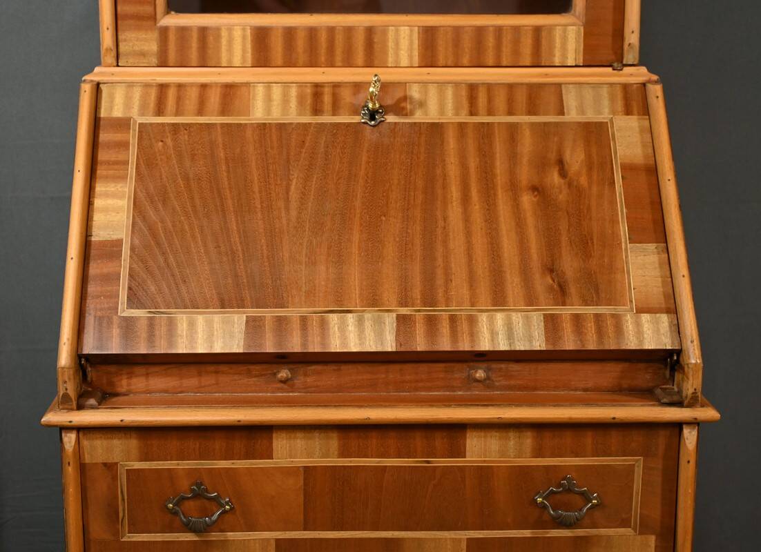 Scriban Showcase in Blond Mahogany, England – 1960