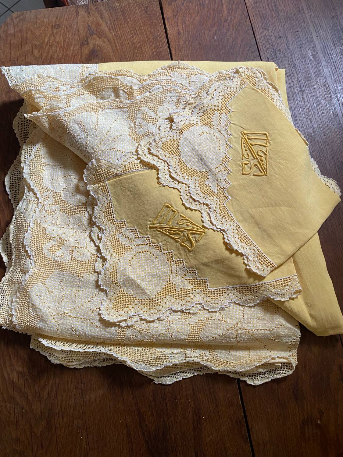 Tablecloth and 12 straw-colored napkins from the 50s.