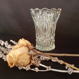 Petit vase en verre moulé
