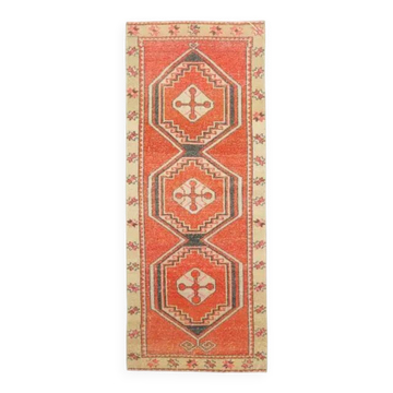 Tapis de couloir vintage turc en laine et coton rouge noué à la main