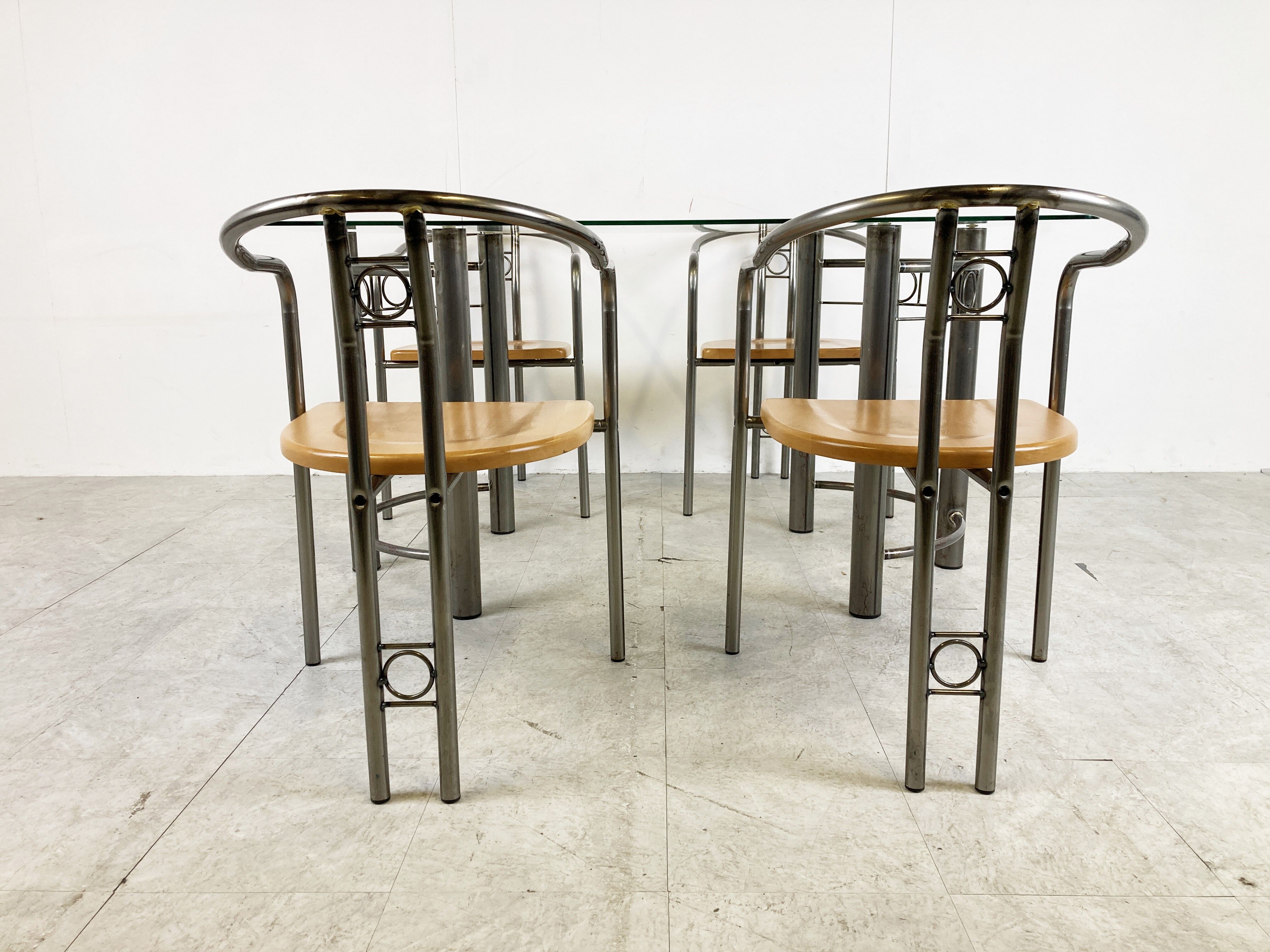Chaises et table de salle à manger postmodernes, années 1980