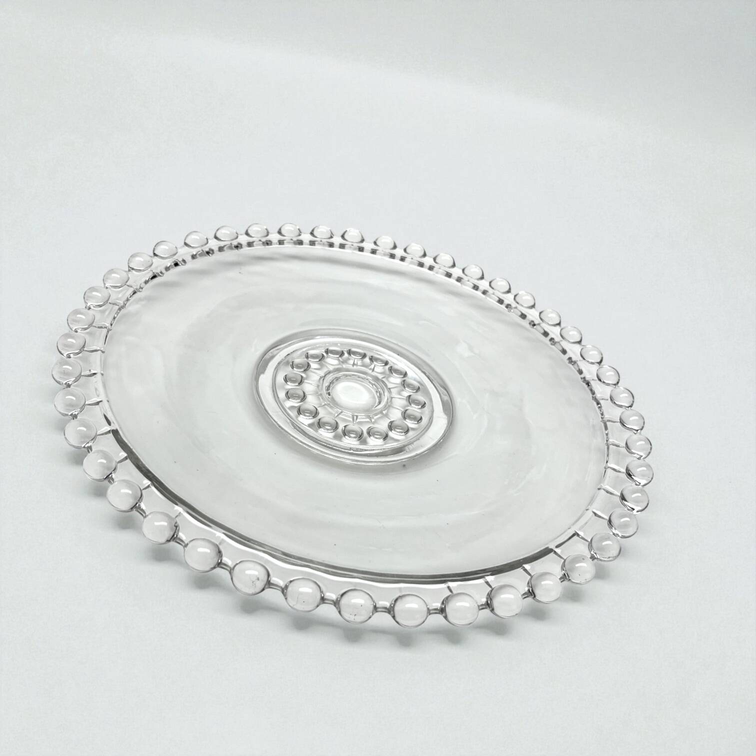 Plat Art Déco en verre moulé et perlé, 1900