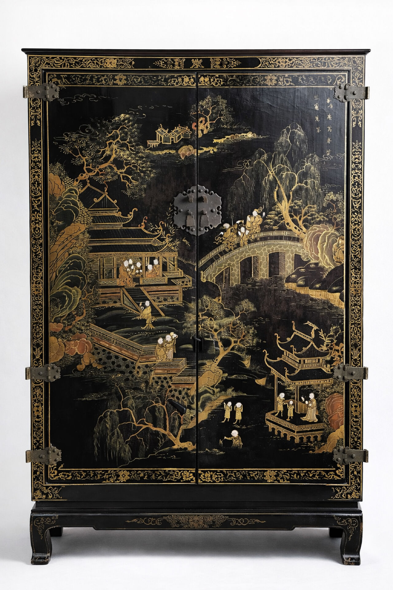 Cabinet chinois laqué noir, décor paysage doré & polychrome – H150