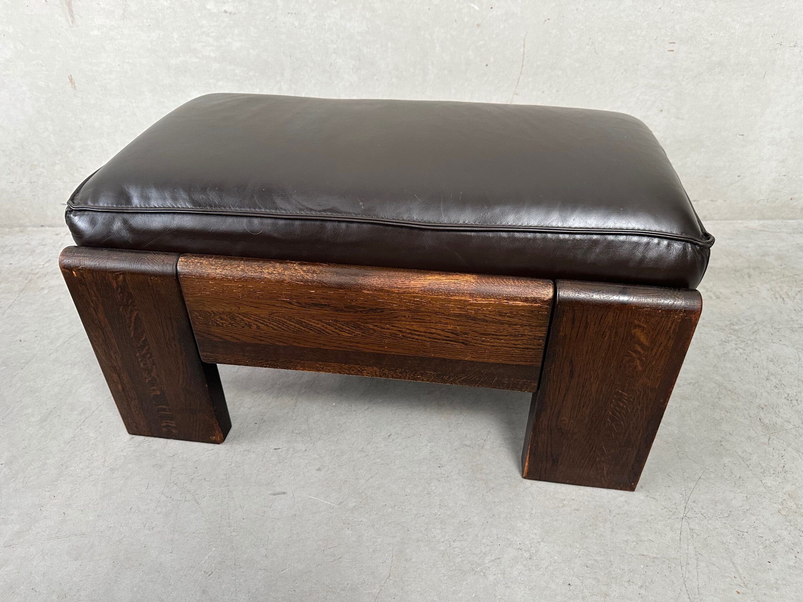 Vintage Leolux brown leather/oak lounge chair and ottoman by Harry de Groot – 1970