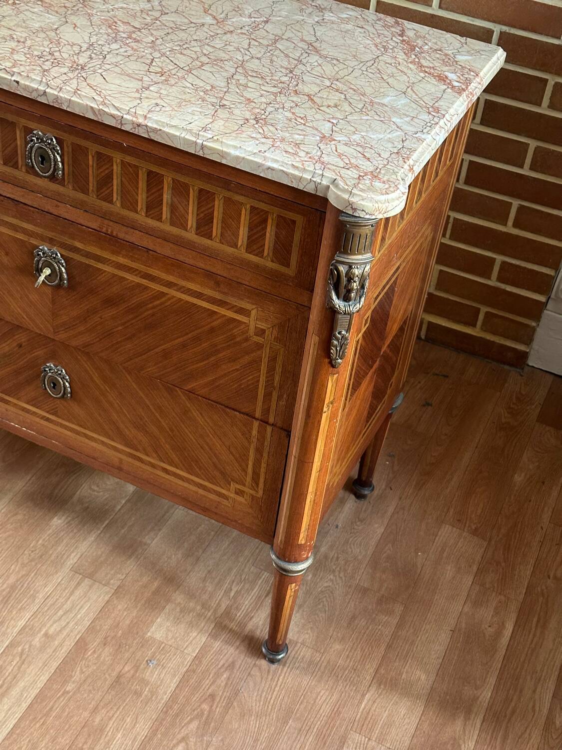 Louis XVI style chest of drawers, spinning top legs - transition style marquetry