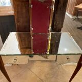 Coiffeuse recouverte en verre