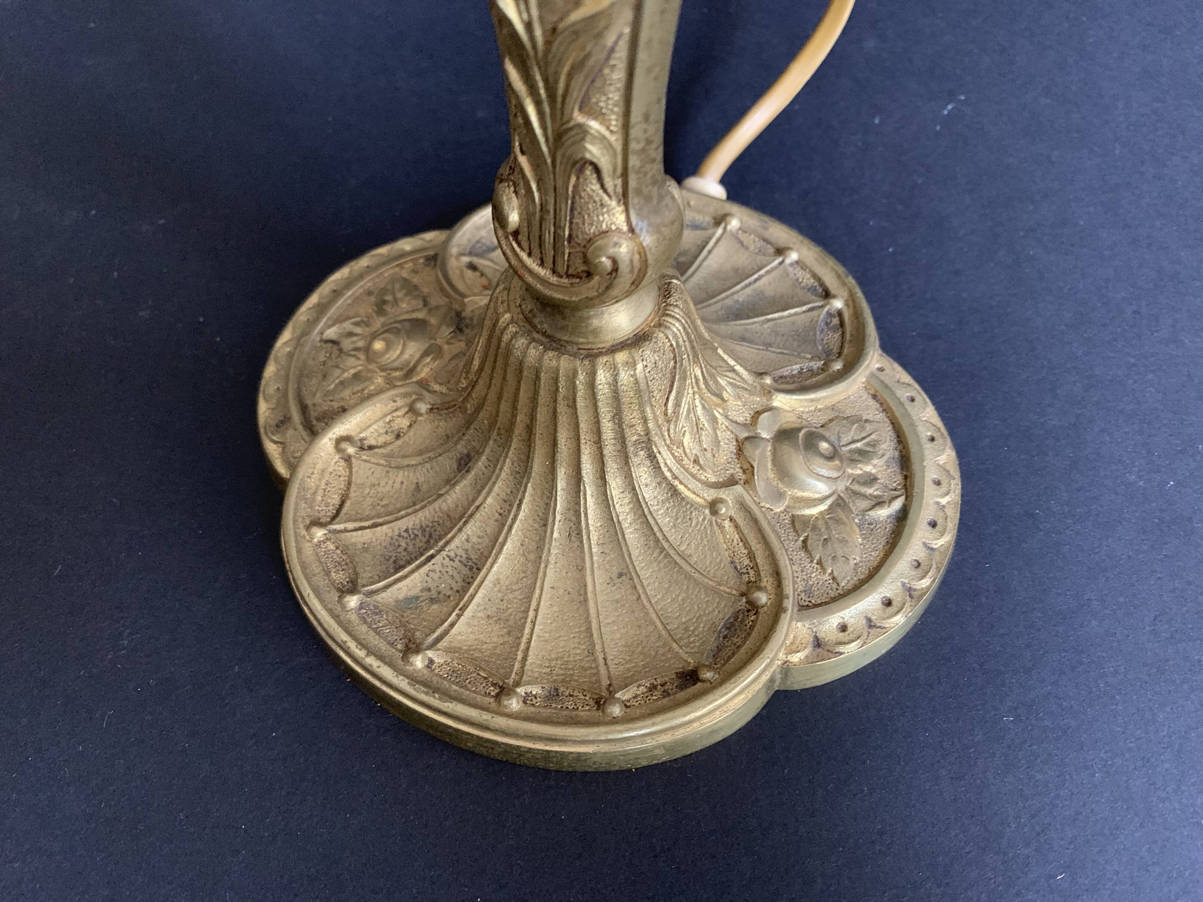 Lampe de table Art Nouveau en bronze doré et globe en verre pressé moulé