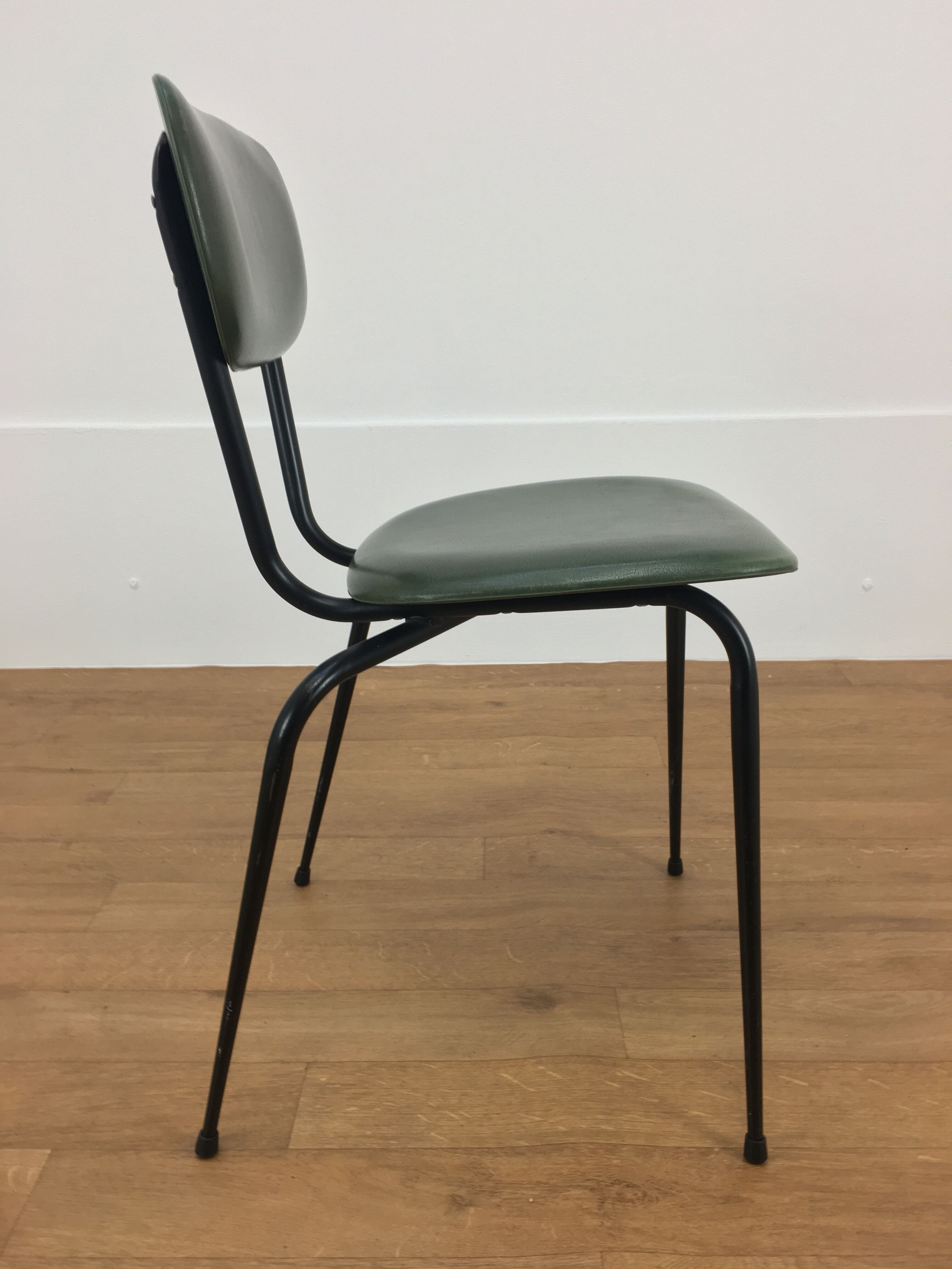 Set de 4 chaises années 50, métal et skaï vert