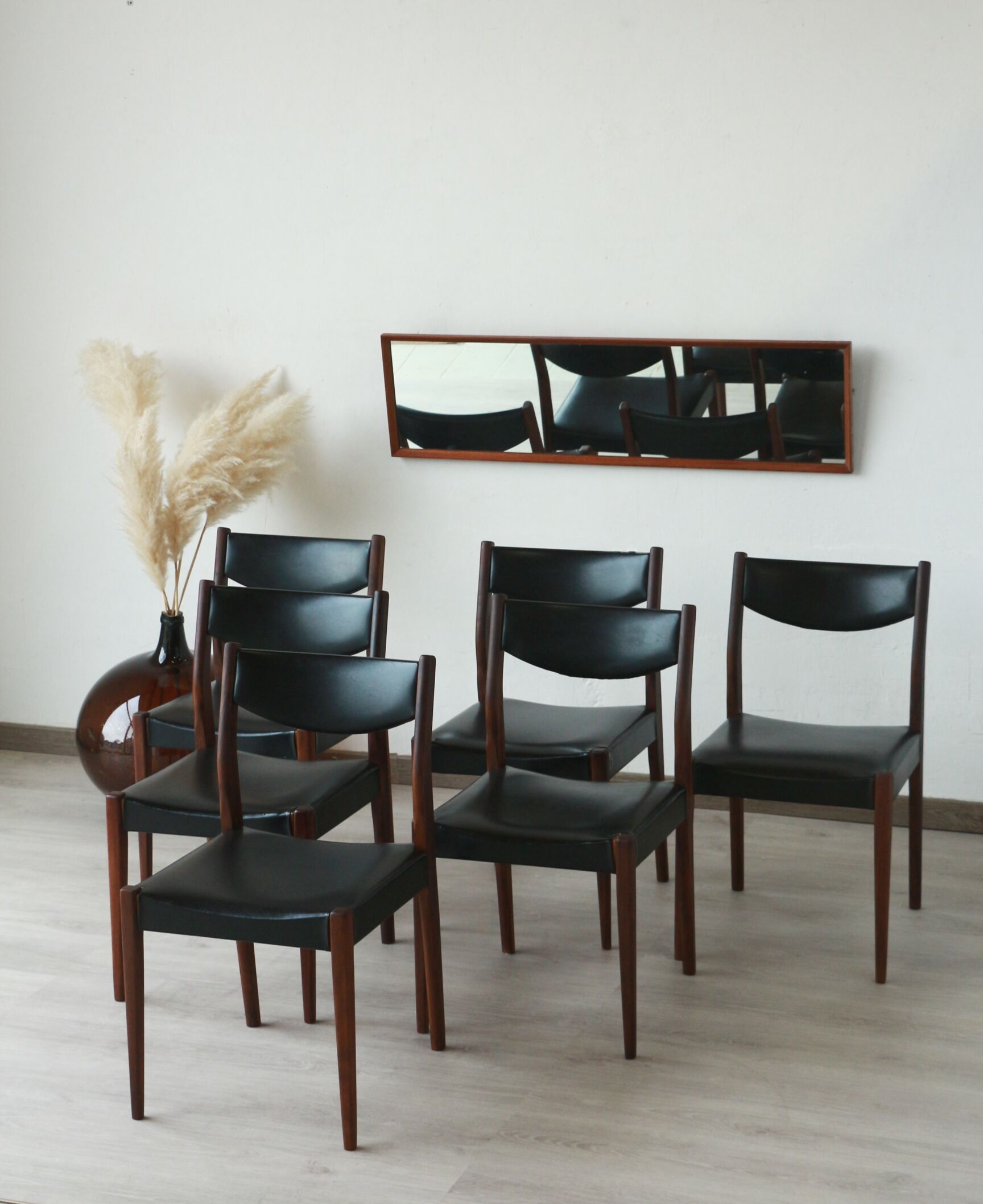 Series of 6 chairs in skai and teak