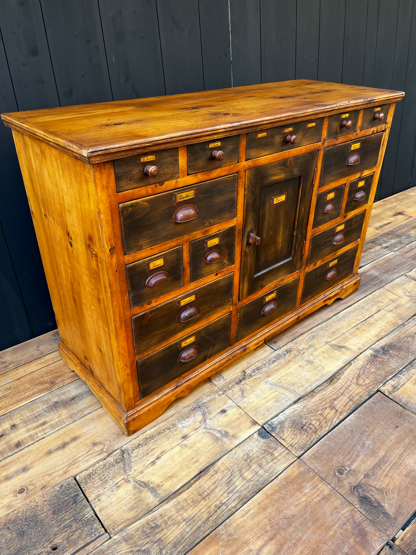Cabinet en bois vintage – Inspiré par la botanique