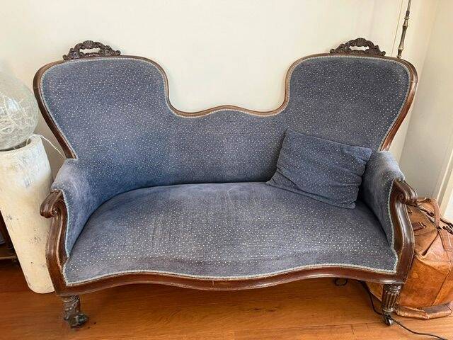 Elegant and charming Napoléon III sofa.