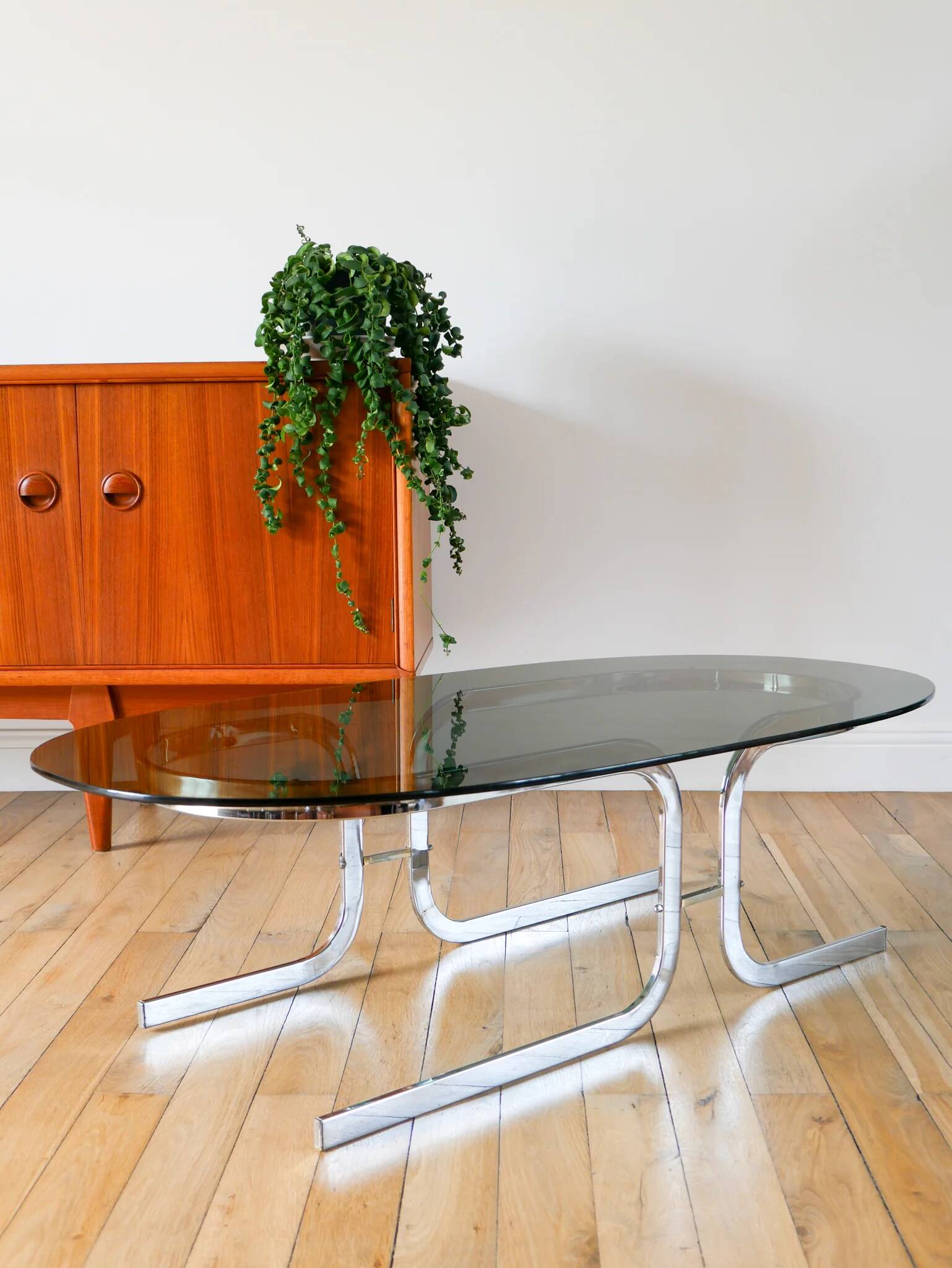 Oval coffee table in smoked glass and chrome, original double S design base, 1970.