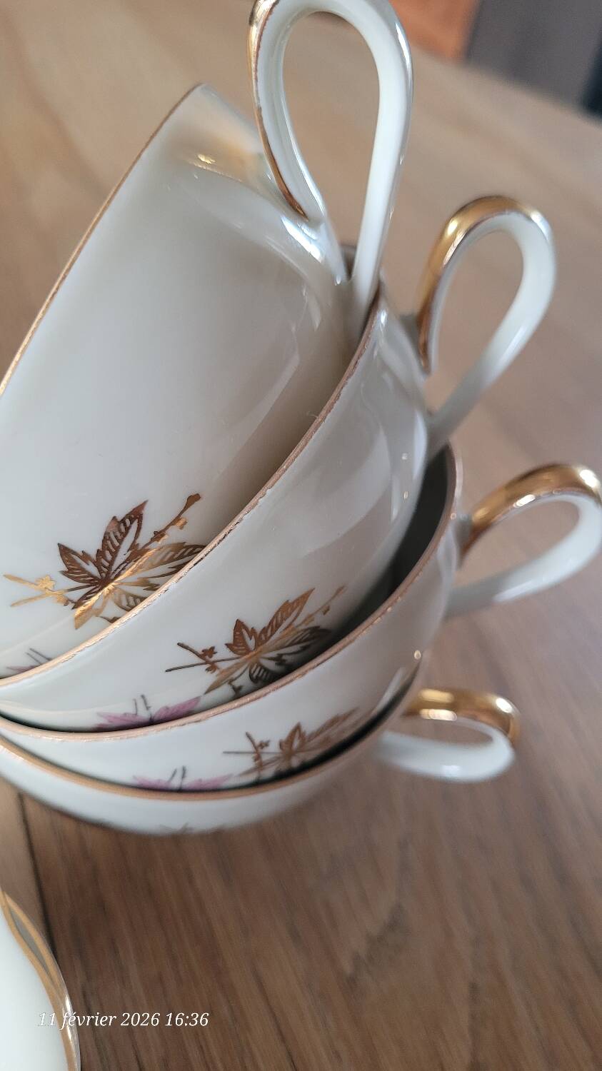 4 cups and saucers made of fine porcelain from Bavaria.